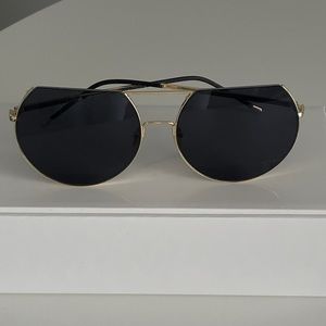 Very cool and stylish round black sunglasses 😎